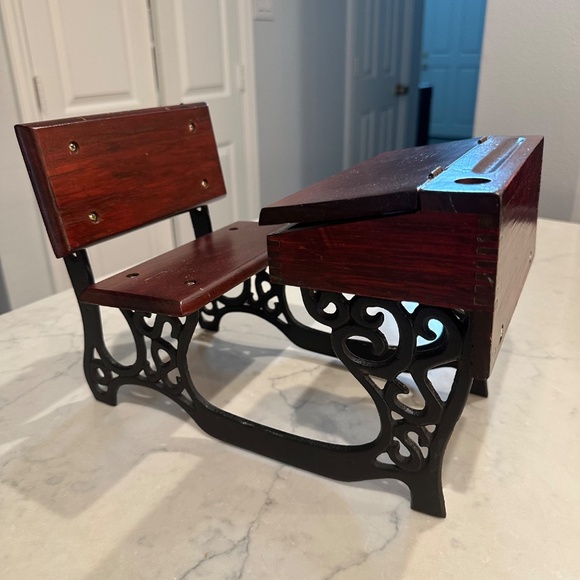 Samantha's desk with box that opens 2000 Mattel version - Picture 3 of 5